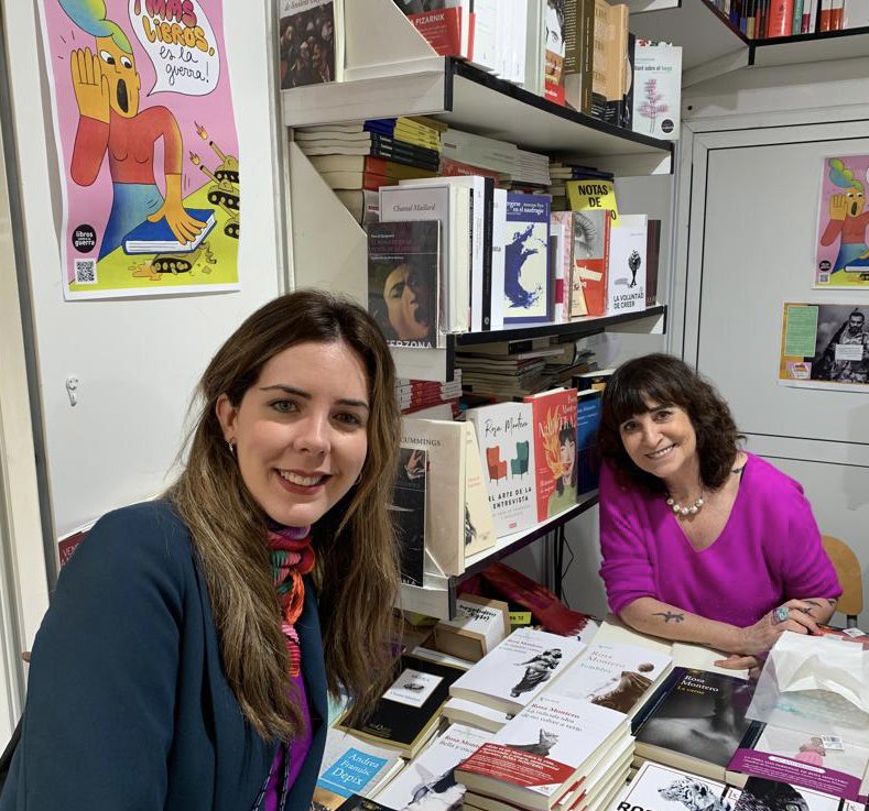 alekedvesem's tweet photo. @penguinlibros #FLMadrid23 con la gran @BrunaHusky 💜 #ElHacedorDeSelfies https://t.co/Ioc5lQTgFQ
