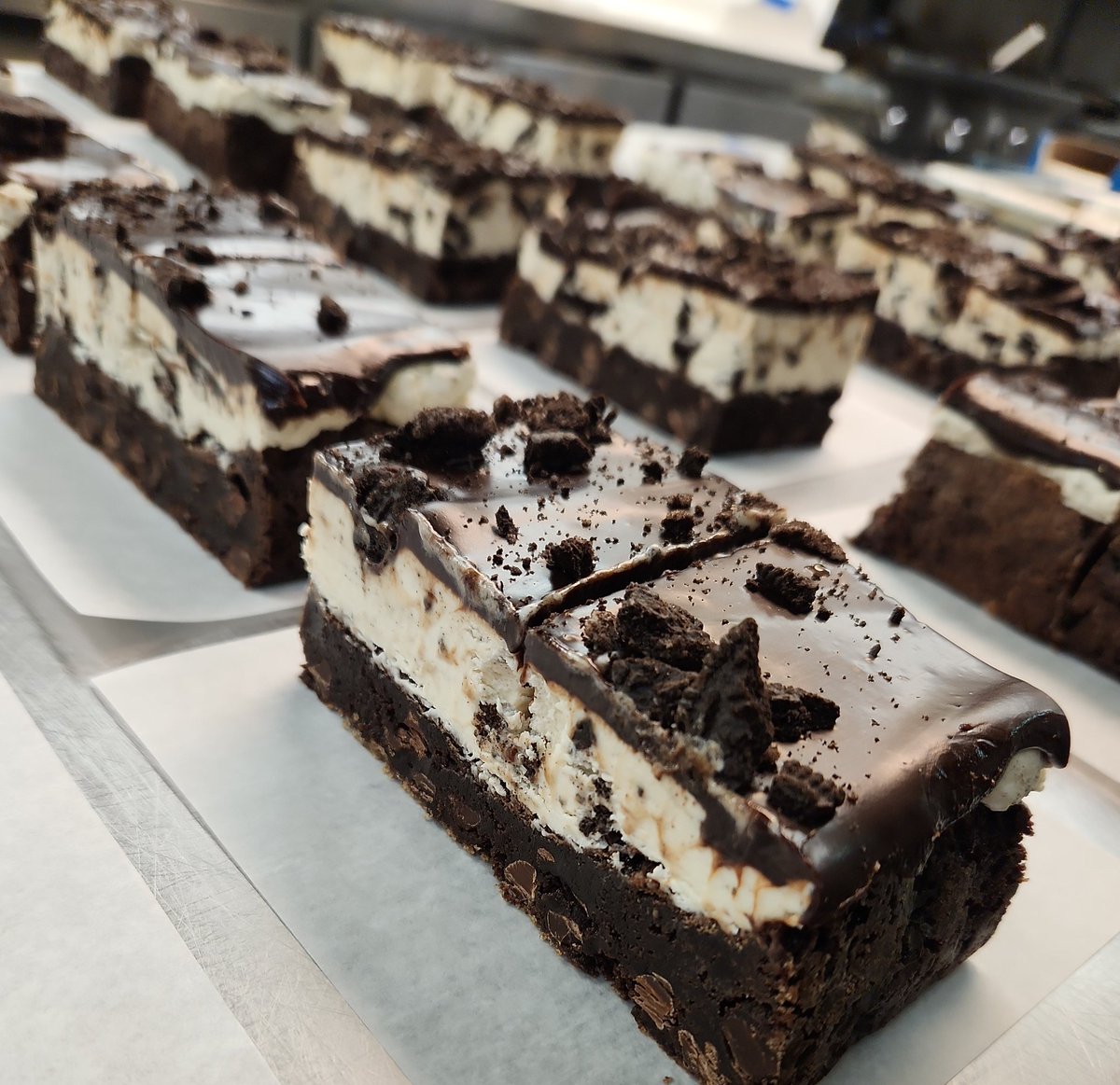 mindystakebake's tweet photo. I hope this finds everyone enjoying a beautiful Sunday! Fresh menu is live at the link in bio you should go check out til Tues @ 5p :) Smoked Lamb Gyro Bowls, Margarita Salmon, Strawberry Shortcake Cups... Me? I'm having a #sundaybrownie w this Cookies &amp; Cream deliciousness :) https://t.co/5rq4xGSG1R