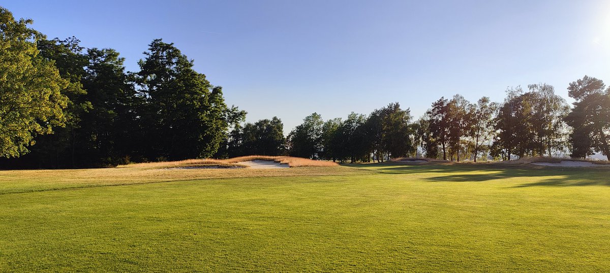 TimOSullivan2's tweet image. Evening set up for the German Legenden Masters Series #turfgrass #agronomy #greenkeeping #hugotheturfdog #fescuebunkers #golfcoursemanagement #golfclubpfalz