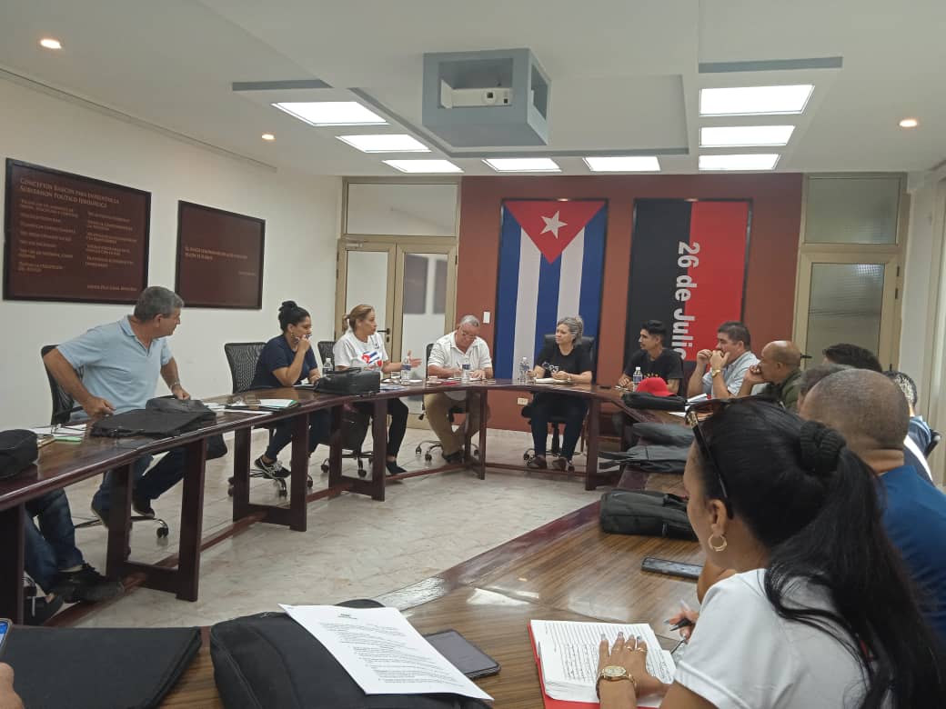 Sesionó en la provincia Granma el Grupo de Alimentos para precisar aseguramientos a la población, la distribución de la canasta familiar normada y otros productos.
#FuerzaCuba 
<a href="/GobiernoGranma/">GobiernoGranma</a>