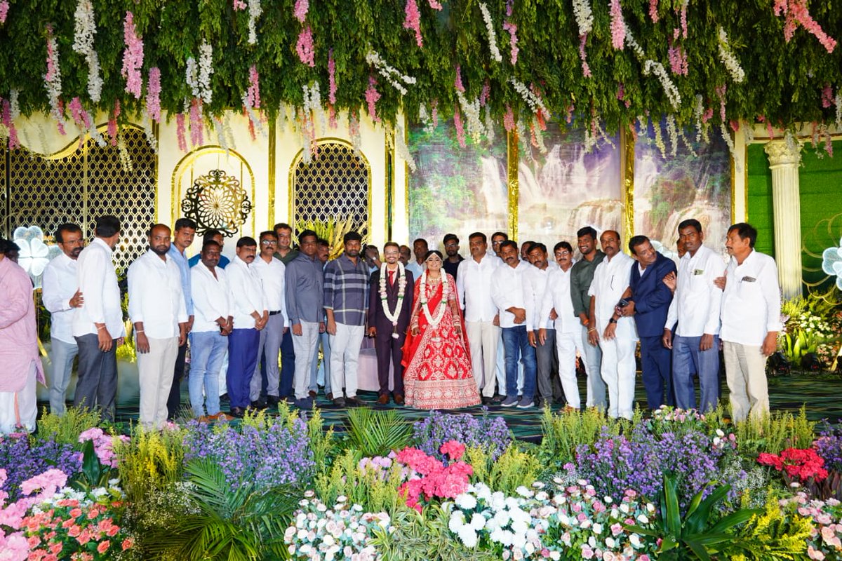 balkasumantrs's tweet photo. చెన్నూర్ మున్సిపల్ చైర్ పర్సన్ అర్చనా రామ్ లాల్  గారి కుమారుడి వివాహ వేడుకకు హాజరై నూతన వధూవరులను ఆశీర్వదించడం జరిగింది. https://t.co/cg402LRsuS