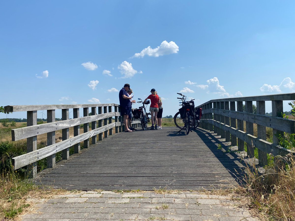 Stichting Struikelstenen Aa en Hunze heeft een fietsroute gemaakt langs 36 struikelstenen in onze gemeente. Vandaag stapten enkele (raads)leden van ons op de fiets voor deze route. Een waardevol uitje op deze bijzonder warme dag. Zie voor meer info: bitly.ws/I4Ih.