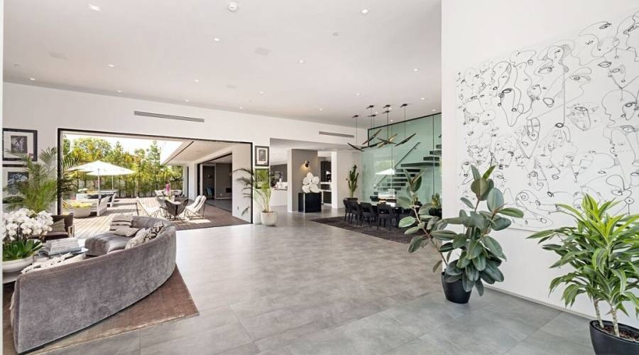 uniquehomeslux's tweet image. An entertainer’s #paradise! A grand #spaciousfloorplan opens to glass doors guiding you to a private 2,000sqft terrace overlooking a pool area along w/ #spectacularviews.

-#BeverlyHills #CA
-7 Beds
-8,000 Sqft

By Vangelis K. | (310)4059500| bit.ly/3qv4Fjo
