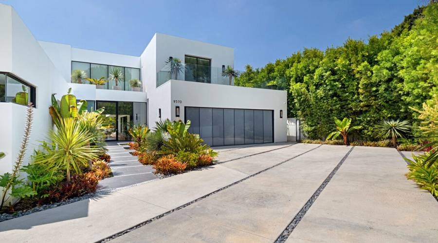uniquehomeslux's tweet image. An entertainer’s #paradise! A grand #spaciousfloorplan opens to glass doors guiding you to a private 2,000sqft terrace overlooking a pool area along w/ #spectacularviews.

-#BeverlyHills #CA
-7 Beds
-8,000 Sqft

By Vangelis K. | (310)4059500| bit.ly/3qv4Fjo