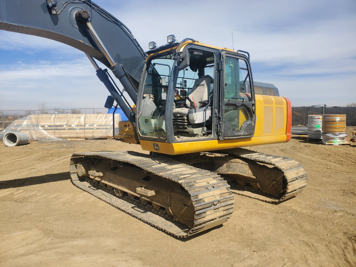 big_a_srt's tweet photo. Replacing the front idler on an excavator.
#heavyequipment
#construction
#machinery
#heavymachinery
#constructionmachinery
#excavator
#bulldozer
#loader
#backhoe
#skidsteer
#wheelloader
#dirtwork
#heavyequipmentoperator
#caterpillar
#johndeere https://t.co/kr40rmPZoF