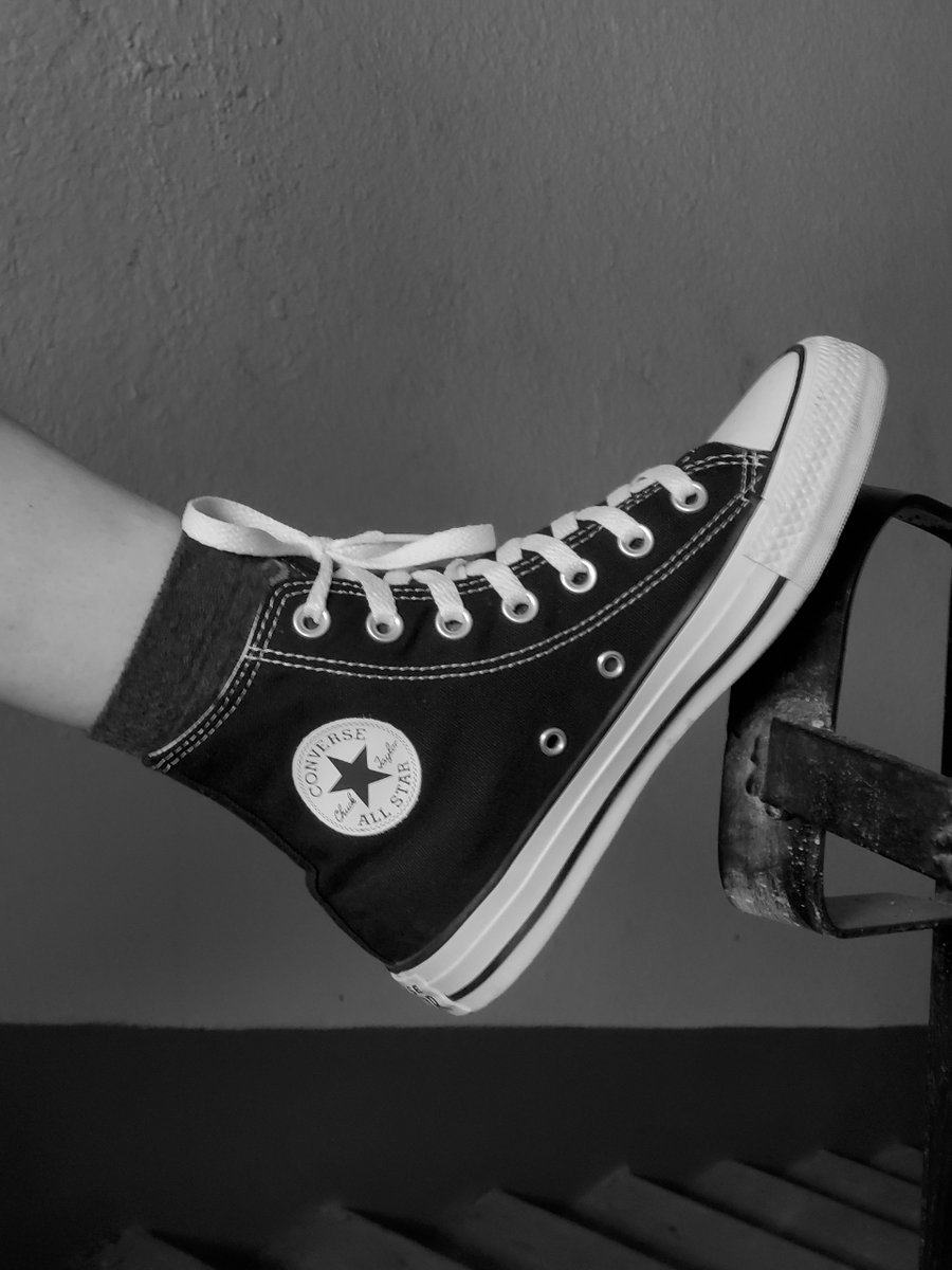 AzulAlicia_'s tweet photo. 5-Entonces, ¿quién es Chuck Taylor? 

Fue un jugador de baloncesto y un as del marketing para vender estas zapatillas, por lo que en 1934, Converse lo homenajeó colocando el famoso parche con la estrella y, más tarde, el diseño se conocería como Converse Chuck Taylor All-Stars. https://t.co/b6AcLhOa5l