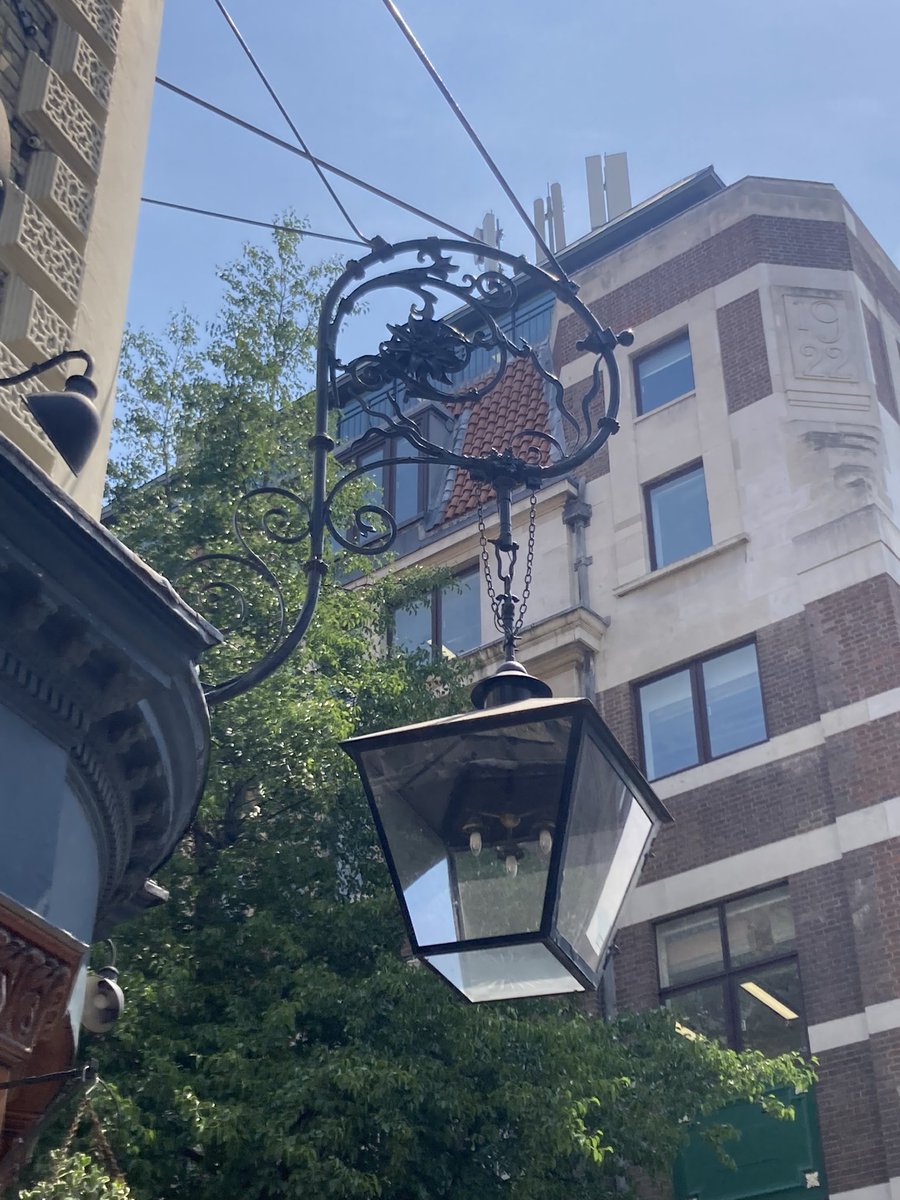 ElinaGrigoriou's tweet photo. Curve bias in London… Designing with curves is connecting with an intrinsic bias towards curves and what we find ‘beautiful’ and attractive… #architecture #beauty #designforwellbeing #Wellbeing https://t.co/RmgqIu5qJY
