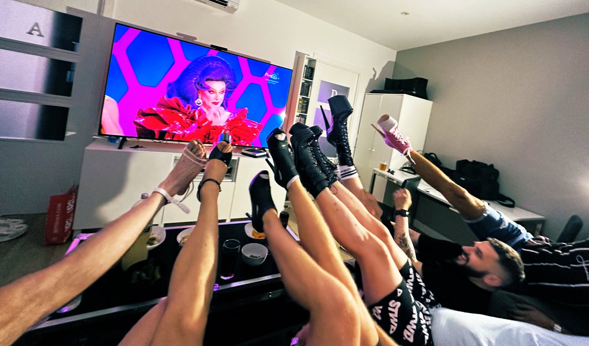 's tweet image. Esta es la forma correcta de ver @DragRaceEs 💅🏻👠✨