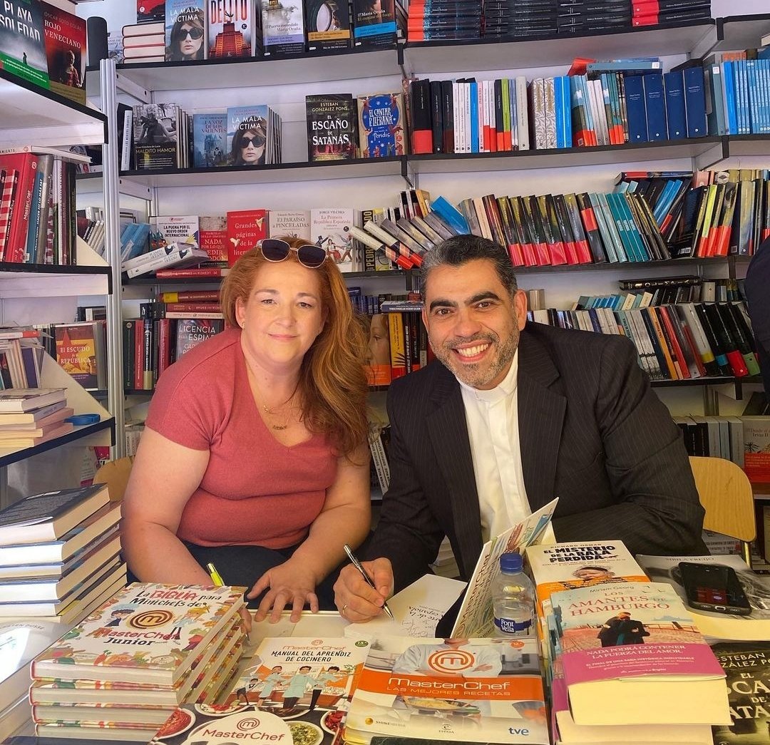 Este domingo 11 de junio último día de la #FeriaDelLibroDeMadrid
 junto a mi querida @mercemchef11 firmando libros para todos aquellos que nos visitaron en la caseta 216.
Gracias por tanto cariño y respeto gente guapa. Hasta una próxima oportunidad. Bendiciones
@MasterChef_es