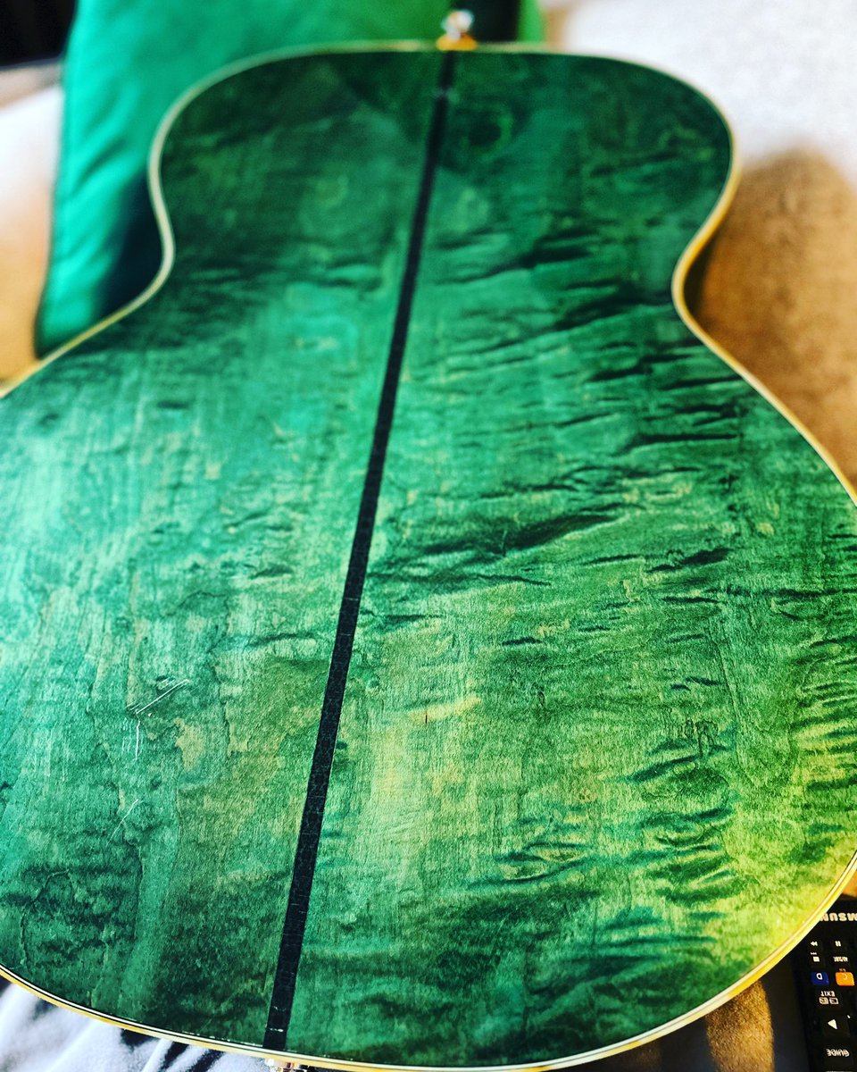 mattowens_music's tweet photo. Crazy guitar colours… on the back of Eva, my 60’s Harmony Opus. @harmonyguitars #harmonyopus @americanaUK @Montysguitars #60sguitars #6strings https://t.co/F14O9wKiDJ