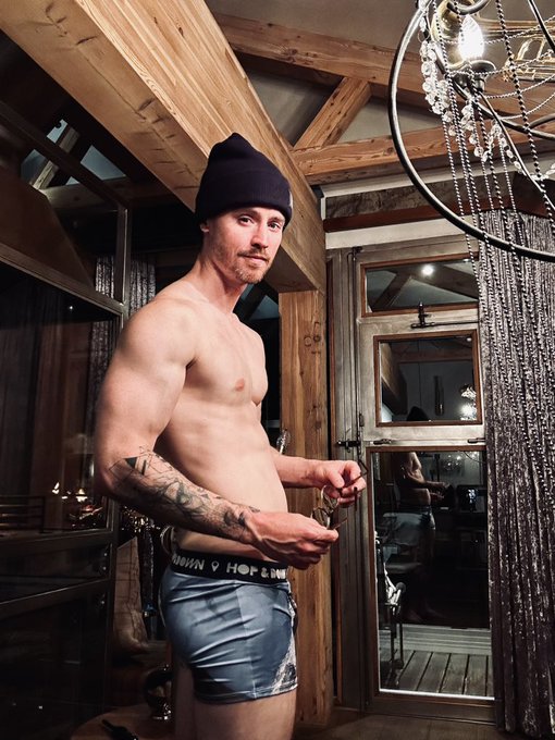 Wanna cuddle? 🏕️ https://t.co/LmRF6kYa0s