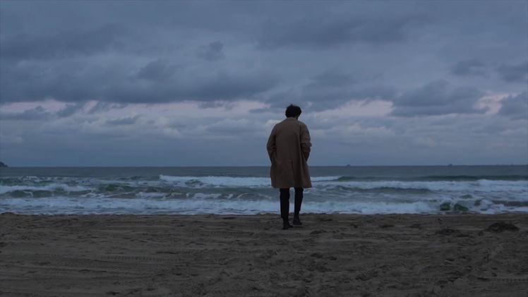 وإني أهيمُ شوقًا إن مرَّ بخاطرِي 
اتراهُ يذكرني ولو سهوًا فيبتسمُ؟