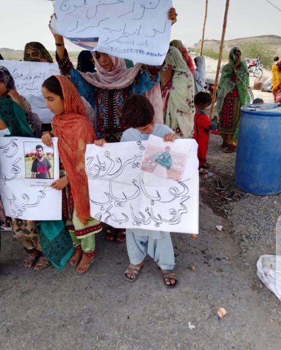 ImaanZHazir's tweet photo. تم نے لوٹا ہے صدیوں ہمارا سکوں 
اب نہ ہم پر چلے گا تمہارا فسوں 

#ReleaseAllMissingPersons 
#EndEnforcedDisappearances https://t.co/pC1Ax2rwes