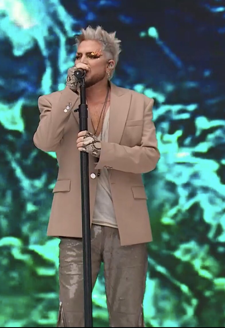 SusiWil23's tweet image. .@adamlambert at #CapitalSTB as fabulous as ever !!! 
@CapitalOfficial #MuffinMan 😎🥰🕺🏼