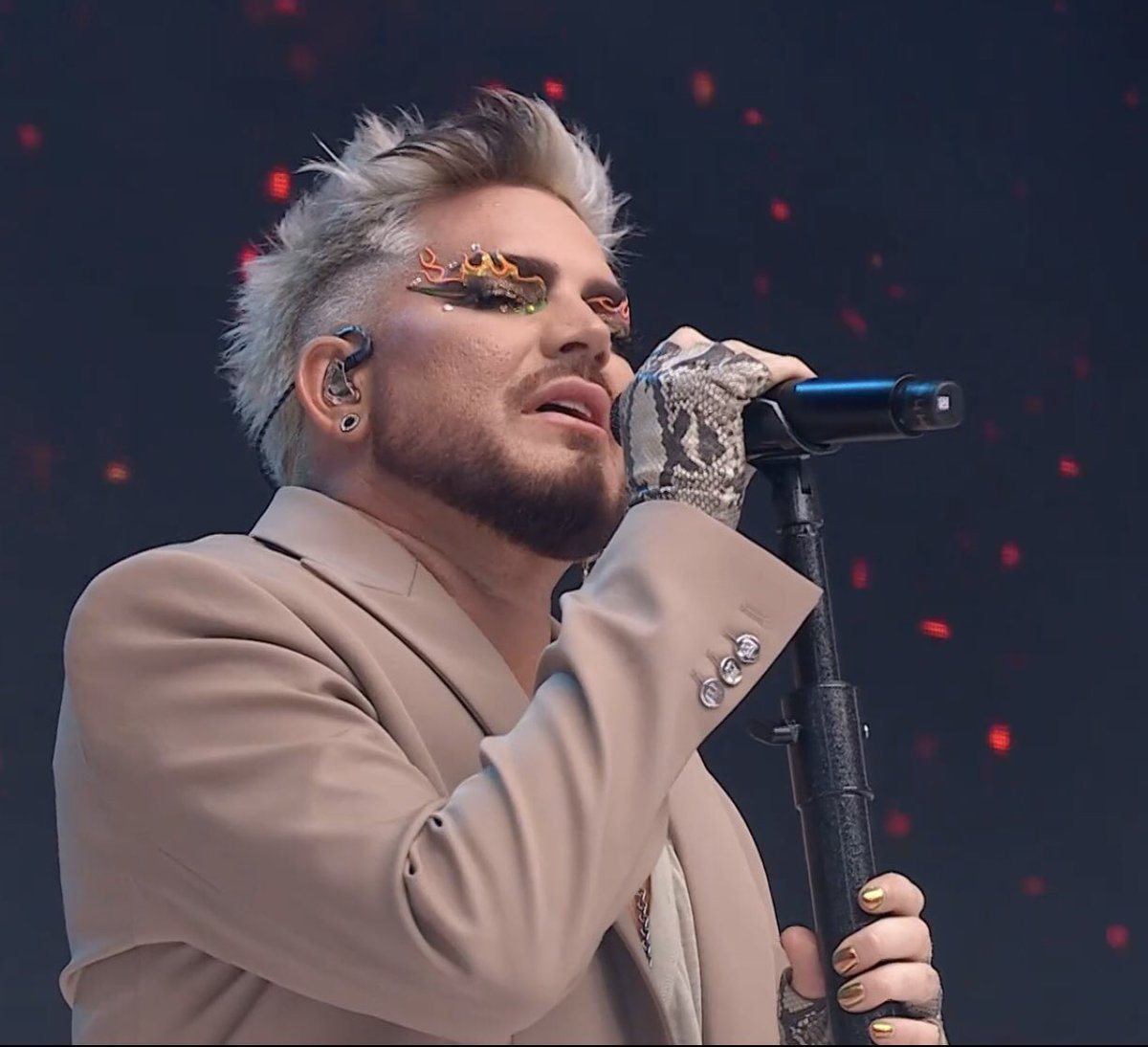 SusiWil23's tweet image. .@adamlambert at #CapitalSTB as fabulous as ever !!! 
@CapitalOfficial #MuffinMan 😎🥰🕺🏼