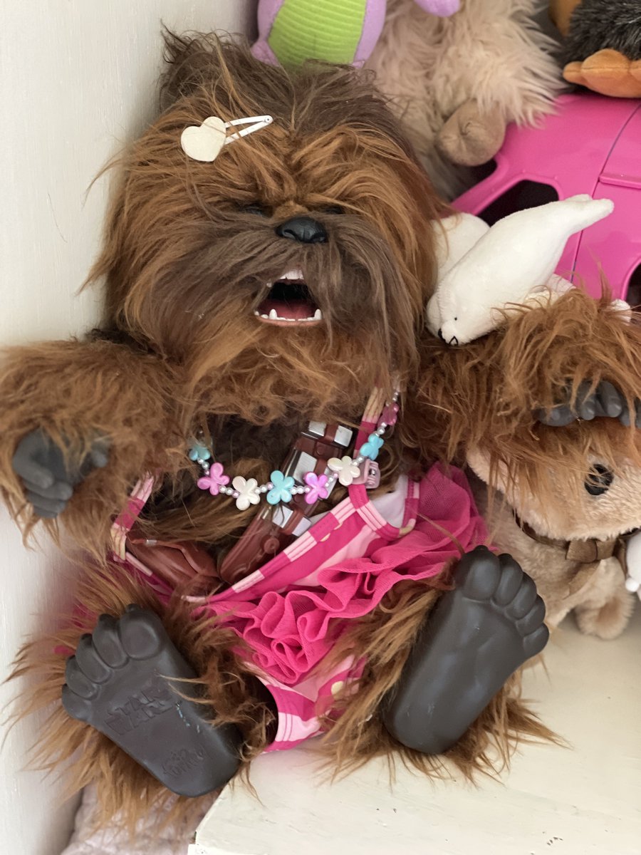 SaschaBlockHH's tweet photo. 🤔Zufrieden sieht anders aus 👀 Aber nicht was ihr denkt … 🫶 Unser #Wookiee grummelt eigentlich immer so vor sich hin… 😂 Dachte eigentlich, der macht sich gut auf dem roten Sofa im Arbeitszimmer, aber dort ist er so gut wie nie anzutreffen… 😄 #StarWars https://t.co/cjW5hrsZoG