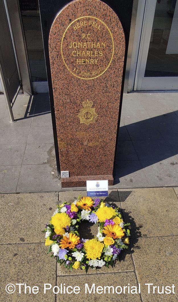 This morning we laid our floral tribute to remember the service and sacrifice of P.C Jon Henry #HonouringThoseWhoServe #PoliceMemorials #PoliceFamily