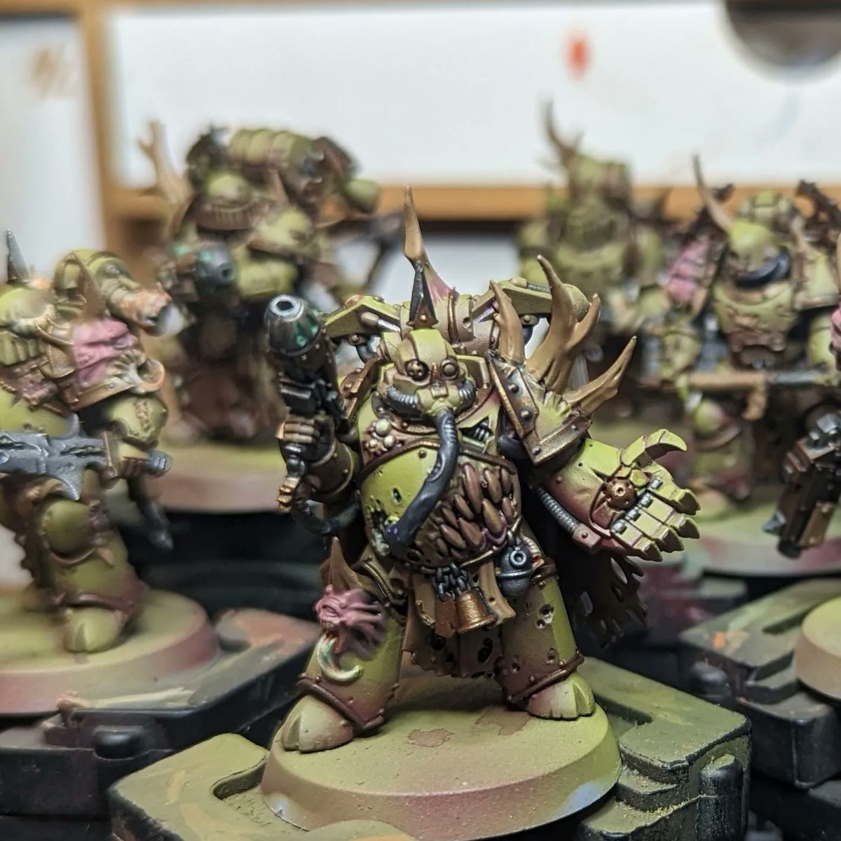 Working on some plague marines for the <a href="/40hoursof40k/">40hoursof40K</a> 2023 event. Every year as a community we paint up a charity army to be raffled in support of <a href="/theCALMzone/">CALM</a>. Shading mostly done, on to the highlights!

#WarhammerCommunity #warmongers