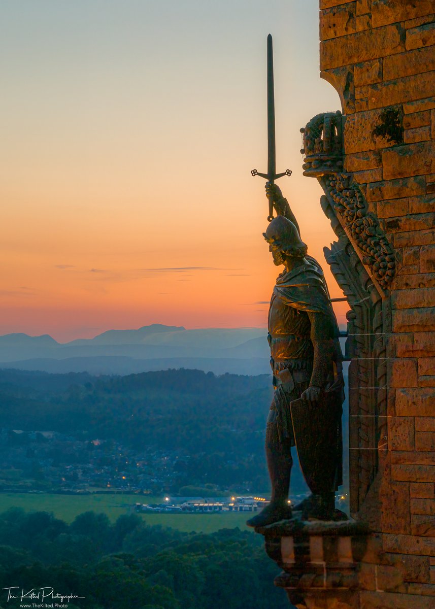 Just after sun set with the Wallace Statue illuminated in orange to raise awareness of Batten Disease 

#battendiesese #battenday2023 #wallacemonument #stirling #scotland
