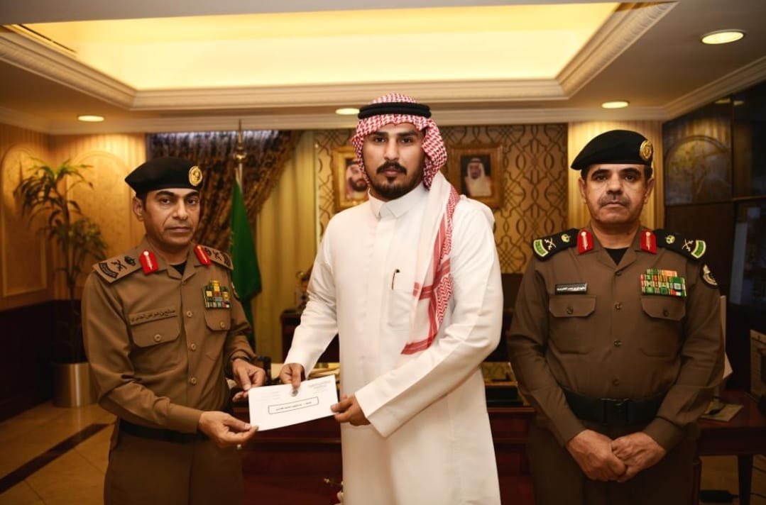 al3redan's tweet photo. تم تكريم ابن العم/ عبدالمجيد محمد عضيب العريدان 
من مدير شرطة منطقة مكة المكرمة
            نظراً لجهوده المميزه
متمنين له مزيداً من العطاء والتقدم https://t.co/8oPP96pWVX