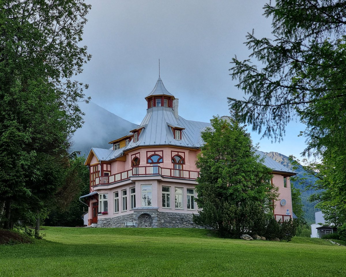 astro_Michaela's tweet photo. #VysokeTatry #HighTatraMountains #beseda #presentation #autogramiada #ZenaZMarsu #AWomanFromMars #MichaelaMusilova #AstroSevenSummits #AstroKorunaZeme #TatranskaPolianka #Slovakia https://t.co/4fMo07K7yT