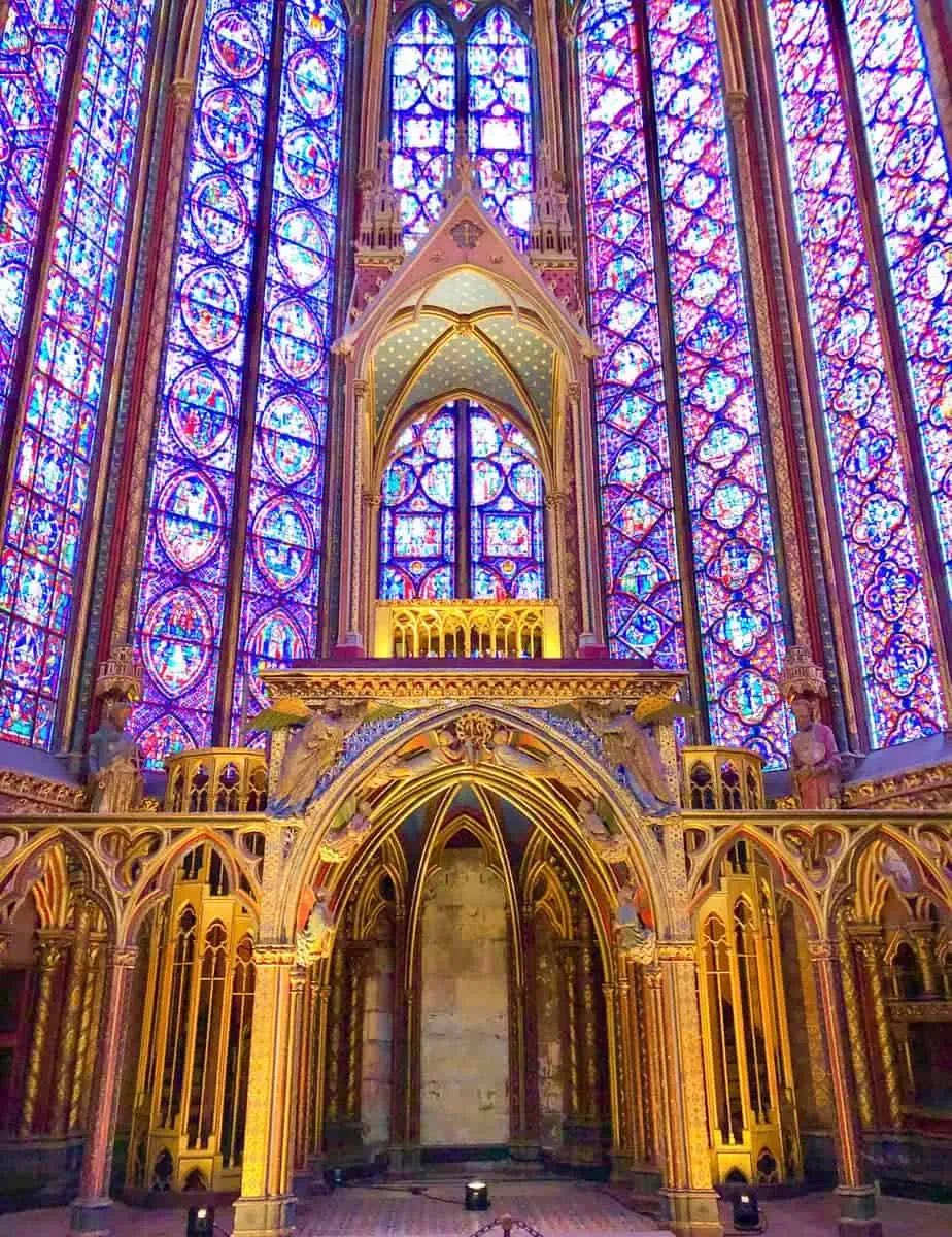 Sainte-Chapelle, la joya del gótico. 

1. Luis IX de Francia apodado el Santo, hijo de Blanca de Castilla (a su vez hija de Alfonso VIII y Leonor de Plantagenet) y Luis VIII, ha sido considerado el ideal del monarca medieval cristiano, rey muy devoto dedicó su vida a la oración,…