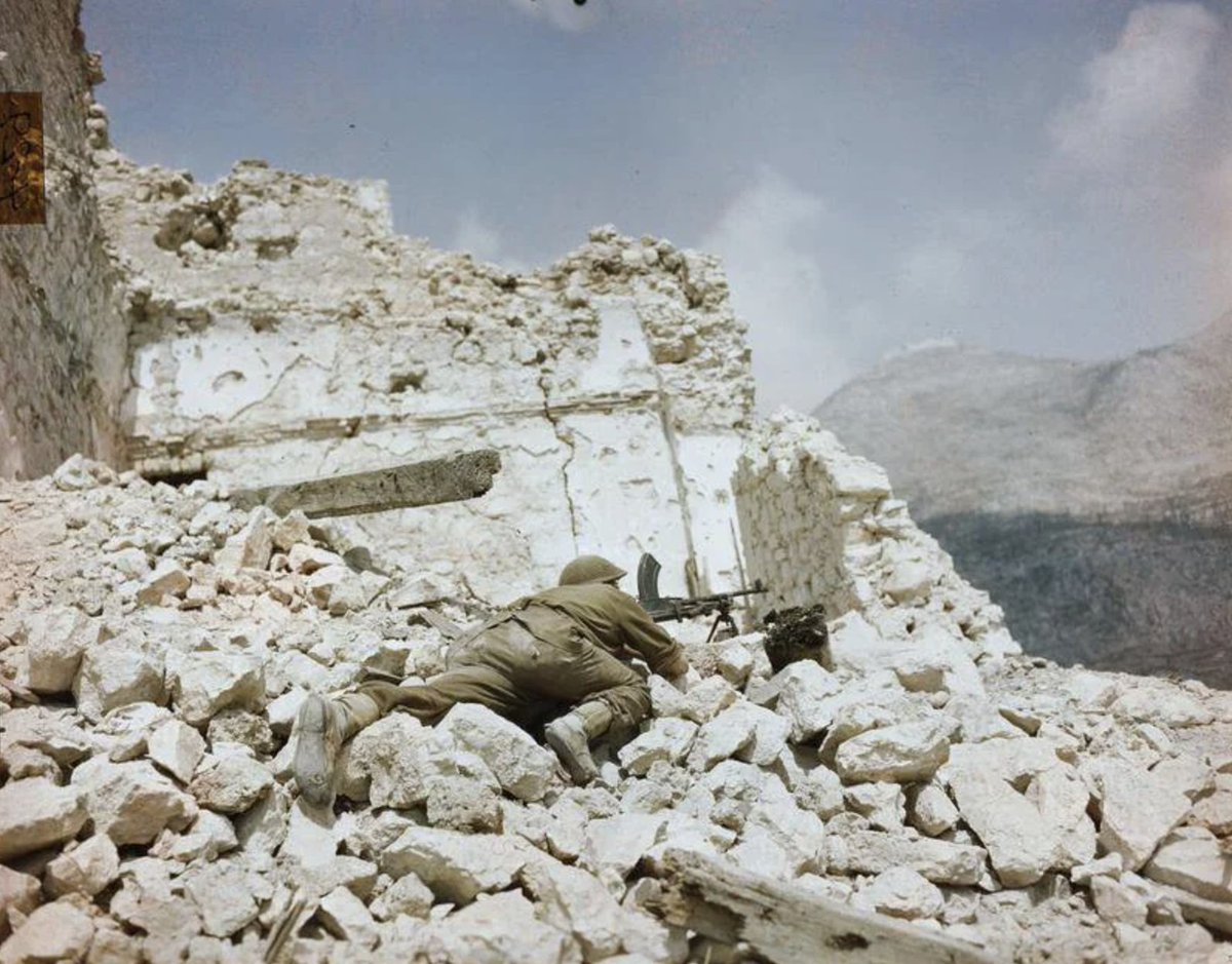 A British soldier with a Bren gun in the ruins of Monte Cassino, Italy, in 1944.

#History #WWII