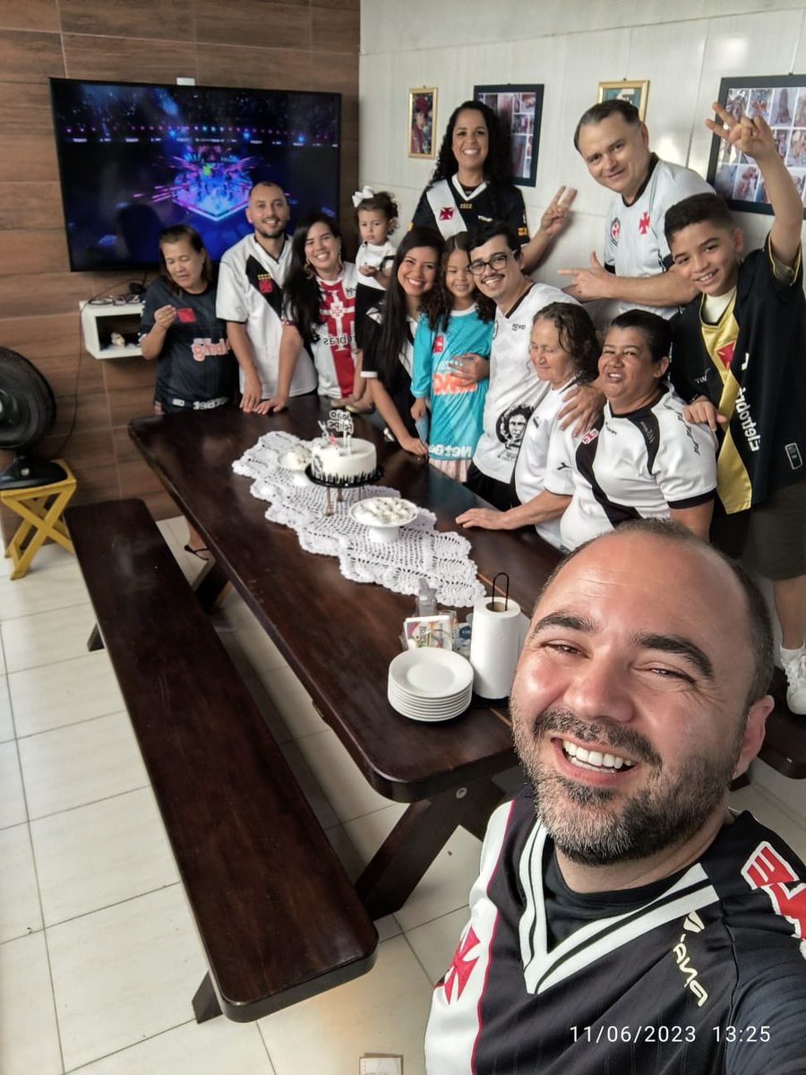 Comemorando meu aniversário fiz com que todos os meus familiares vestissem minhas camisas do Vasco. AQUI É VASCO
<a href="/VascoTVOficial/">Vasco TV</a> #VascoTv