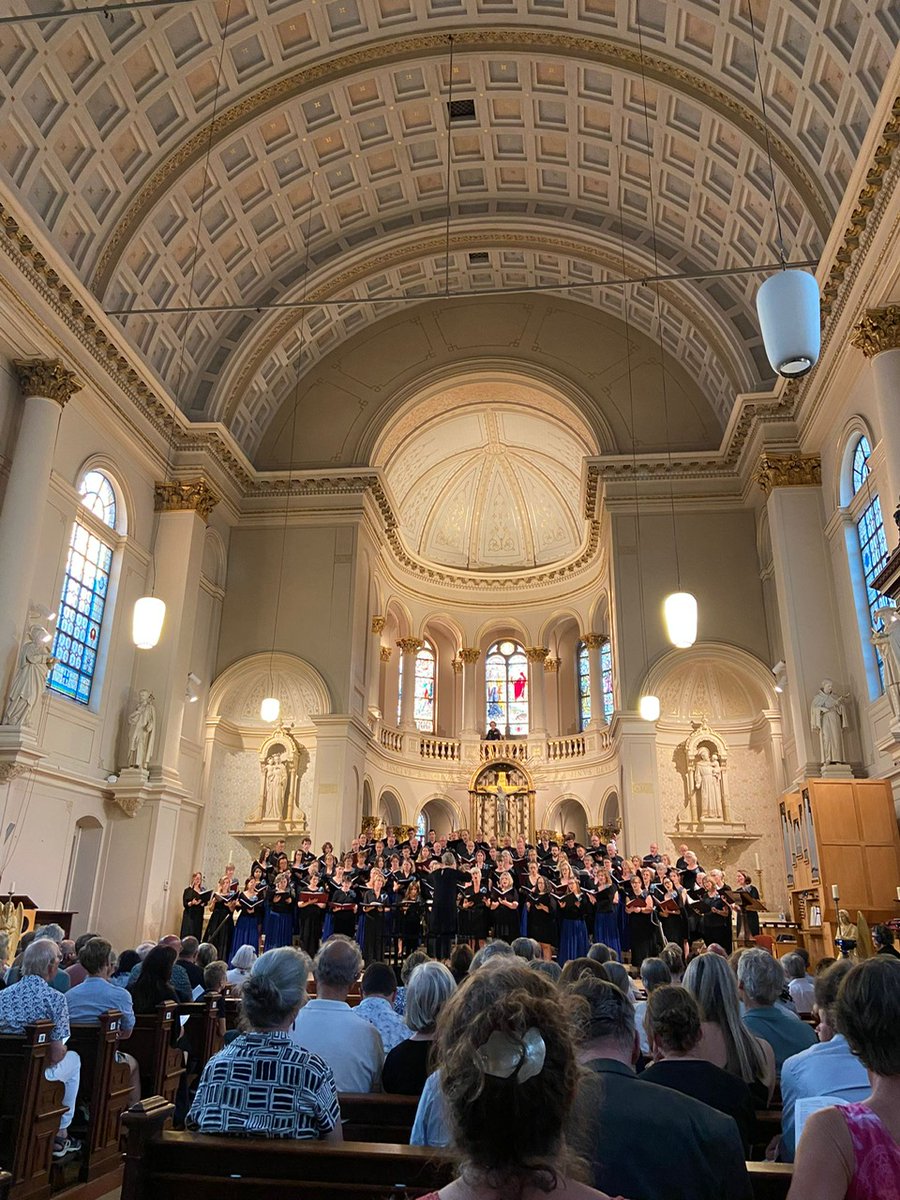 LeidenEnglChoir's tweet photo. Wat een feest gisterenavond in het centrum van Leiden! We vierden dat het Leiden English Choir 50 jaar bestaat, samen met het koor @chor_astrolabium en @cityofoxfordchoir in een uitverkochte Hartebrugkerk. Een muzikaal spektakel met 100 zangers! https://t.co/Tmq8gpTUdB