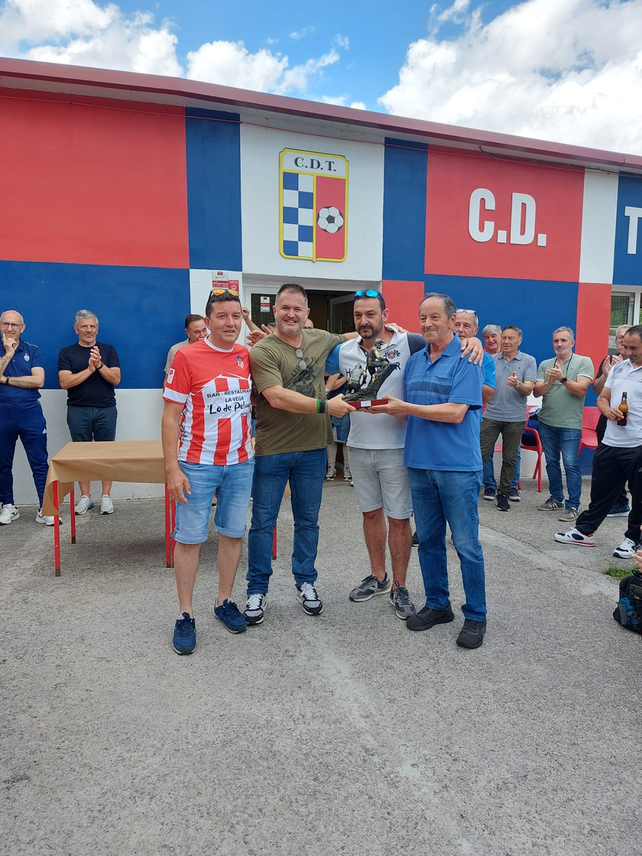 ¡CAMPEONES DE LA LIGA DE FUTBOL DE VETERANOS DE ASTURIAS!
Los veteranos de la Deportiva Piloñesa se proclamaron campeones tras imponerse esta mañana 0-2 en la final ante el Hispano Castrillón.
Muchas gracias a toda la afición que se desplazó para animar a los nuestros.
#VamosPilo