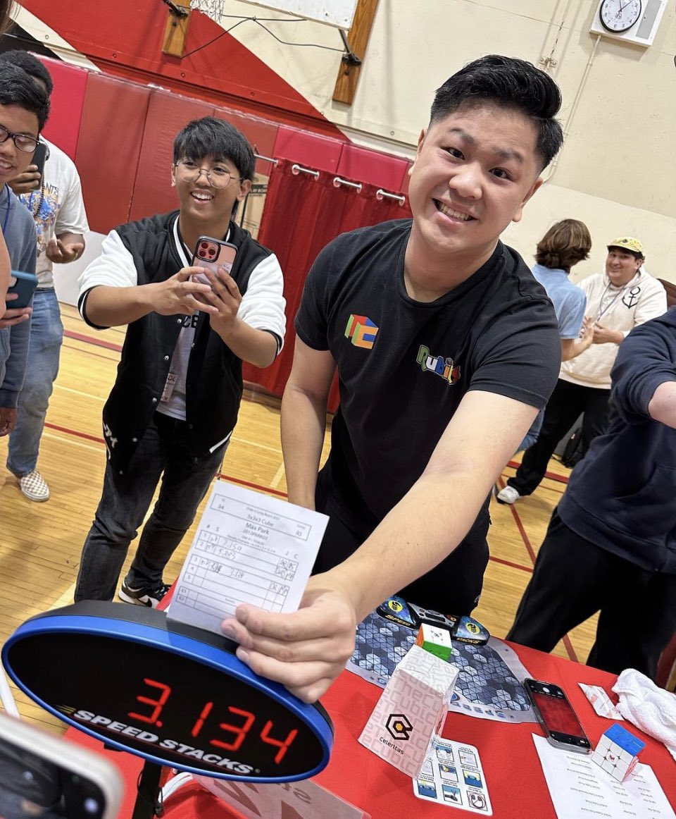 SpeedcubeP's tweet photo. Szalony wręcz wynik @maxfast23 .

Zawody: Pride in Long Beach 2023.
Wynik 3.13 i mamy Rekord Świata 🚀👏👍
#wr #worldrecord #maxpark #speedcuber #usa #unitedstatesofamerica #rubikscube https://t.co/7uiiot7ChB