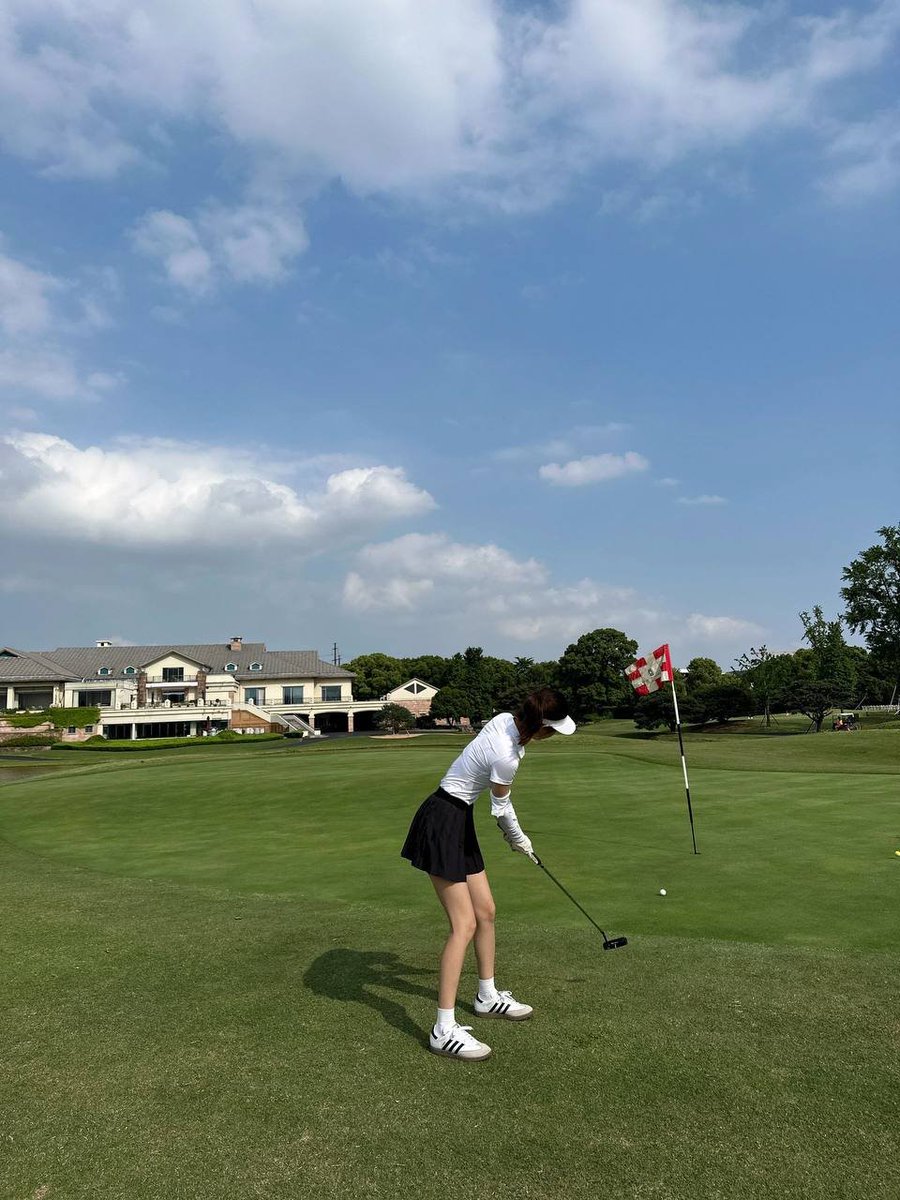 lanneyviolet's tweet photo. Golf girl, #SundayFunday https://t.co/DjdZ5r9TIk