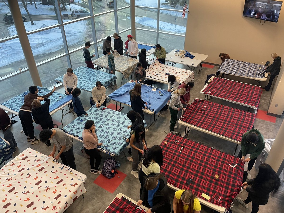 EPDECA's tweet image. Congrats to all of our members on an incredible year! Our 192 members achieved success in competition, community service, and beyond. As a chapter, we raised $11,569 through Powderpuff, had 38 ICDC qualifiers, and celebrated 4 DECA Glass winners! #GetTheEdge