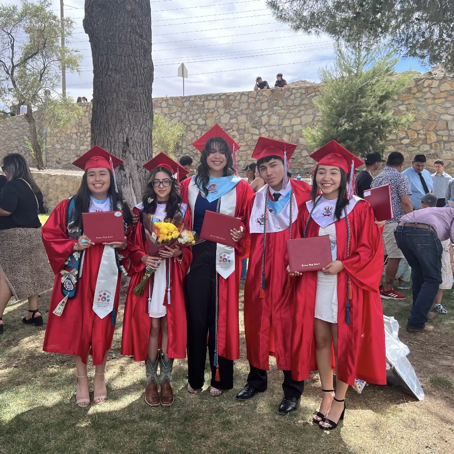 ftcesme's tweet photo. I graduated high school with my bestest of friends. Thankful for every memory and every step that led me to this point.
 
Grateful for every teacher/ parent &amp; friend that believed in me and pushed me so far. 

ALSO SO CRAZY I GOT THE BAQUIANO AWARDS WITH MY BEST FRIENDS!! ❤️🎓 https://t.co/lVUoLHBCtP