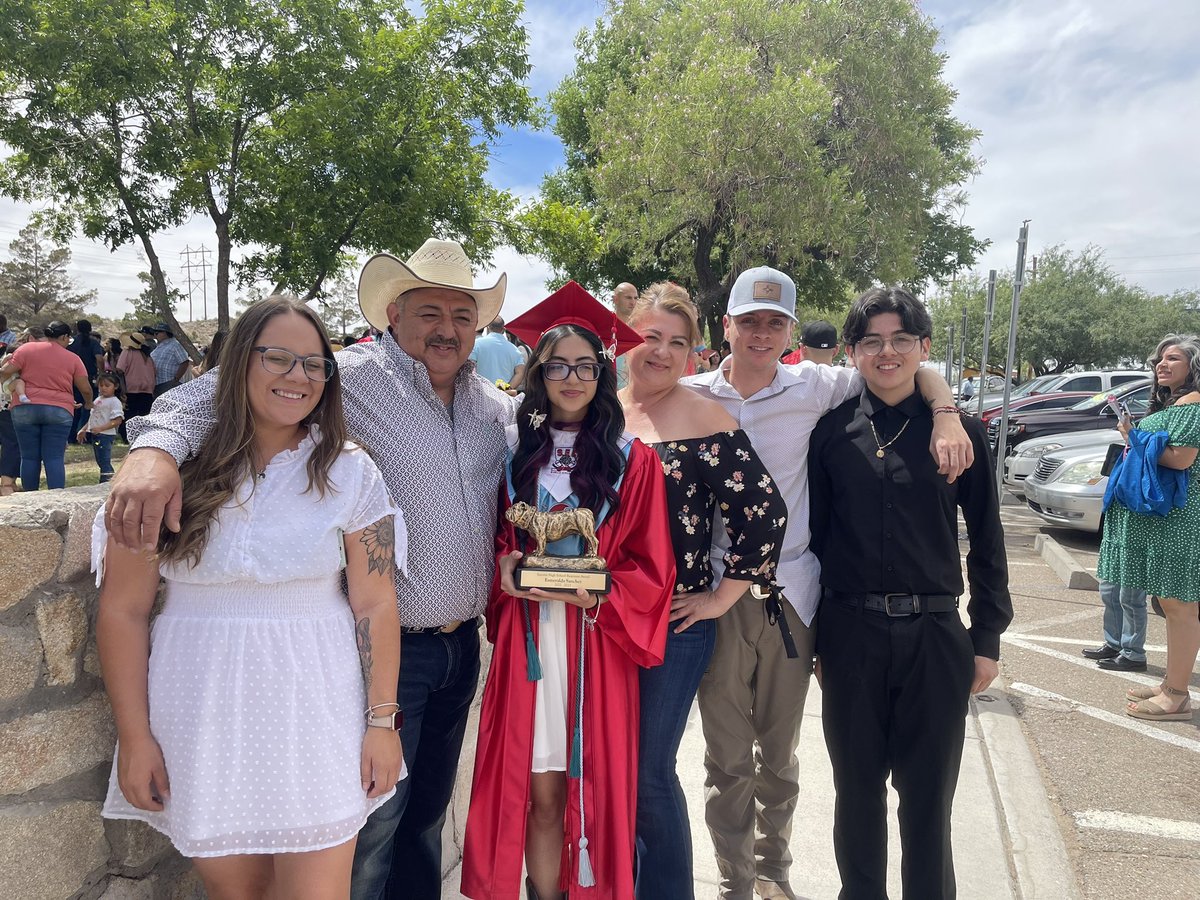 ftcesme's tweet photo. I graduated high school with my bestest of friends. Thankful for every memory and every step that led me to this point.
 
Grateful for every teacher/ parent &amp; friend that believed in me and pushed me so far. 

ALSO SO CRAZY I GOT THE BAQUIANO AWARDS WITH MY BEST FRIENDS!! ❤️🎓 https://t.co/lVUoLHBCtP