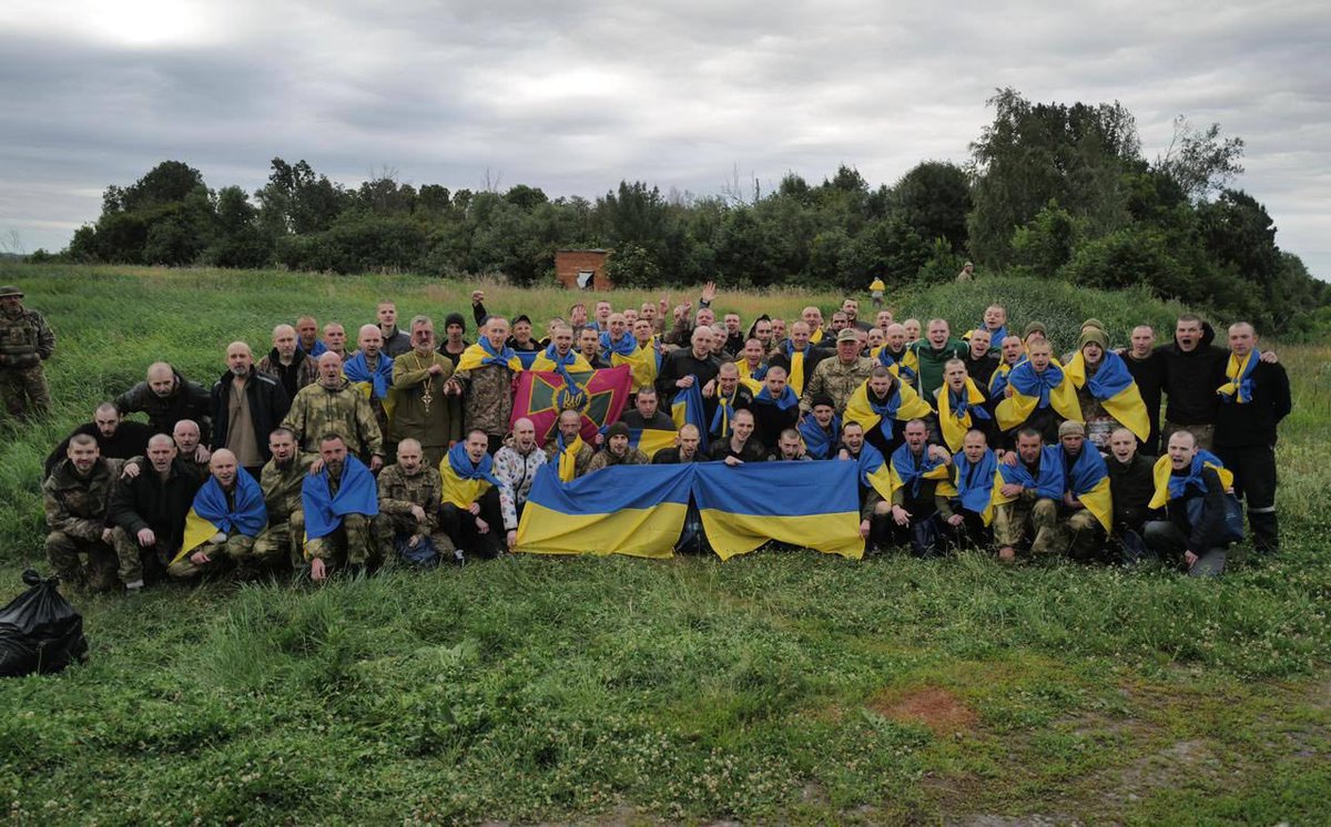 🇺🇦 95 Ukrainian POWs returned home in the latest exchange.

This batch included defenders of Mariupol, prisoners from Chernobyl and Snake Island, and those captured by Russia around Bakhmut, presidential office head Andrii Yermak said.

Photos: Andrii Yermak/Telegram