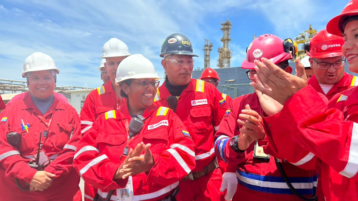 drbnasminpet's tweet photo. 🇻🇪👷🏼El ministro de Petróleo y Pdte. de @PDVSA @TellecheaRuiz inspeccionó los trabajos de mantenimiento mayor de las unidades de producción de la Refinería Cardón del Centro de Refinación Paraguaná. #TrabajoEnEquipoVictoriaSegura PDVSA #gasolina @NicolasMaduro @delcyrodriguezv https://t.co/vKDdlyiqoy