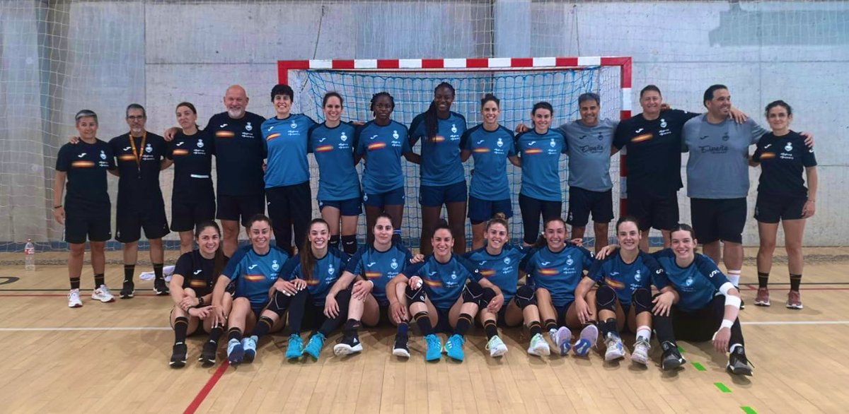 😍 ¡Nuestras #Guerreras🇪🇸 continúan su puesta a punto!

👀 Son 3️⃣2️⃣ las jugadoras que están trabajando bajo las órdenes de Ambros Martín en tierras cántabras 

🙌🏼 ¡Un elenco inmejorable! ❤️

#SheLovesHandball #Balonmano