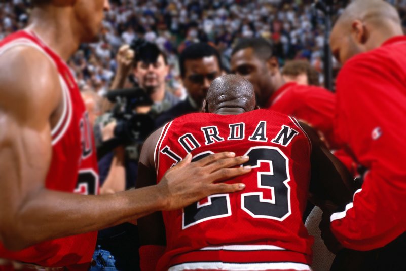 26 sene önce bugün, dünyanın en büyük basketbolcularından biri en büyük performanslarından birini sergiledi. 

Michael Jordan 1997 NBA Finallerinde 5. maçta Utah’ta grip yüzünden neredeyse ayakta duramıyorken 15’i son periyotta 38 sayı attı ve takımını 90-88 galibiyete taşıdı.…