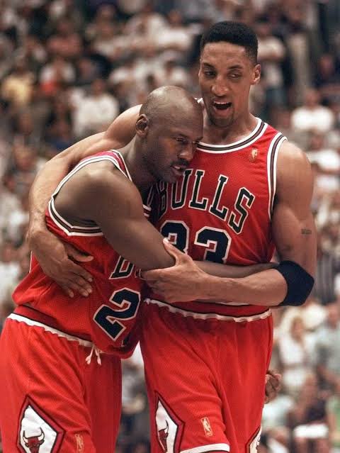 zagortenay's tweet photo. 26 sene önce bugün, dünyanın en büyük basketbolcularından biri en büyük performanslarından birini sergiledi. 

Michael Jordan 1997 NBA Finallerinde 5. maçta Utah’ta grip yüzünden neredeyse ayakta duramıyorken 15’i son periyotta 38 sayı attı ve takımını 90-88 galibiyete taşıdı. 

Pippen: “Michael ile çok uzun yıllar oynadık; onu hiç bu kadar hasta görmemiştim, formasını giyebileceğini bile düşünmüyordum.”
