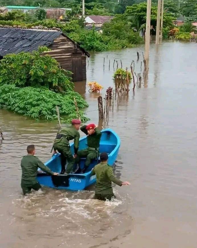 KatrinaDeCuba's tweet photo. La contrarrevolución los llama "represores". Pero yo los veo siempre salvando vidas.👇
#FuerzaCuba https://t.co/VTamZreND3