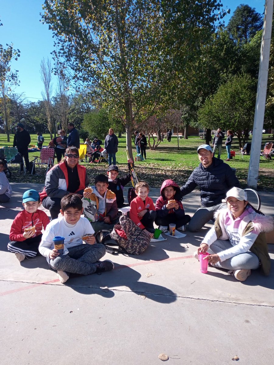 CASusanense's tweet photo. 🥎🎾TENIS🥎🎾

Colorín Colorado en la ciudad de Carlos Pellegrini.
Participaron 11 alumnos de nuestro club. Se obtuvieron excelentes resultados y excelente participación.

Cancha roja ,cancha naranja y jardín de tenis. 

#VamosRojo

📸 Profe Ceci Torres https://t.co/T04KXz55QD