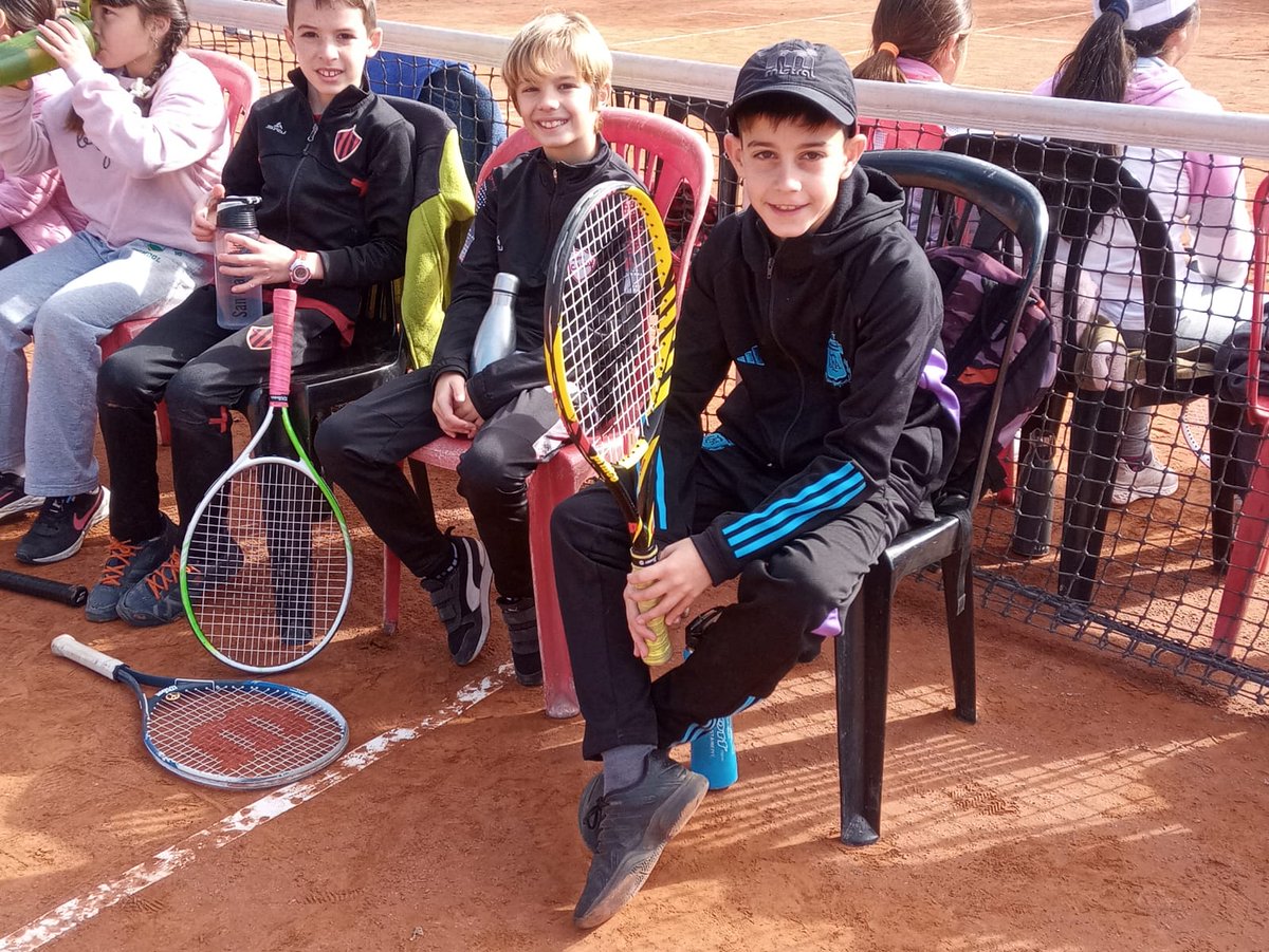 CASusanense's tweet photo. 🥎🎾TENIS🥎🎾

Colorín Colorado en la ciudad de Carlos Pellegrini.
Participaron 11 alumnos de nuestro club. Se obtuvieron excelentes resultados y excelente participación.

Cancha roja ,cancha naranja y jardín de tenis. 

#VamosRojo

📸 Profe Ceci Torres https://t.co/T04KXz55QD