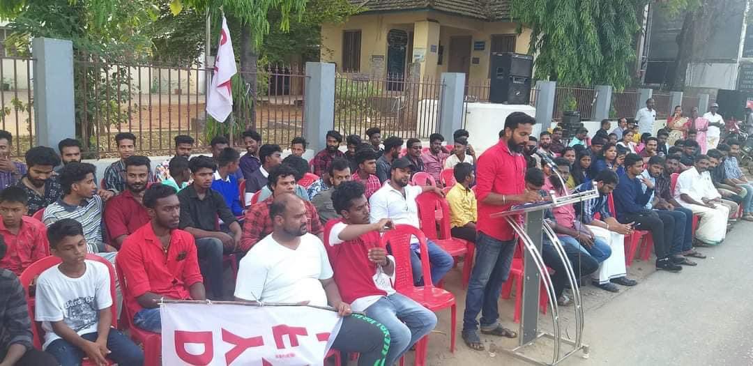 DyfiNadu's tweet photo. வேலைவாய்ப்பு கோரிக்கைகளை வலியுறுத்தி கன்னியாகுமரி மாவட்டம் தக்கலையில் போராட்டம்.
#unemploymentathike #jobisincrisis #youthsofindia #kanyakumariyouth #needjob #wantemployment #centralgovernment #uniongovernmentofindia #tamilnadugovernment #mu
#dyfikanniyakumari #DYFITamilnadu https://t.co/5nYR29LbNO