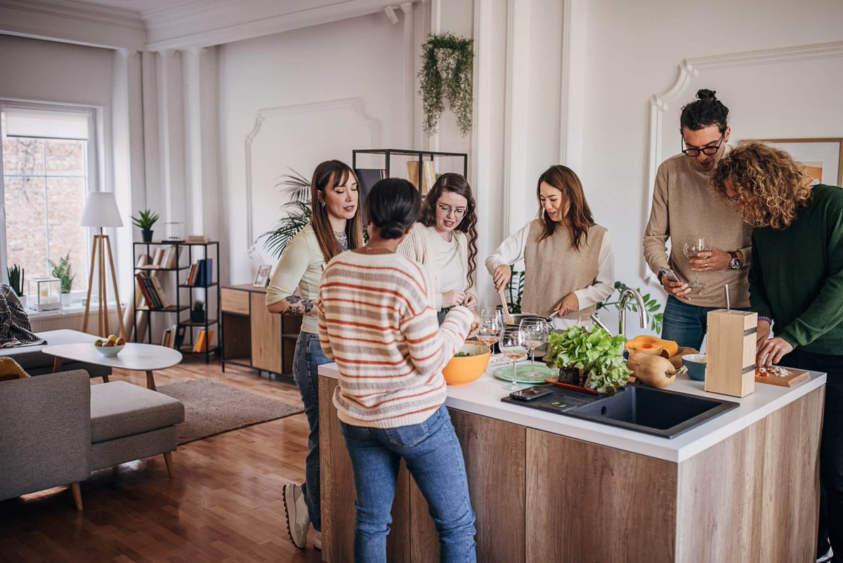 Don't be shy about following this advice when it's time to plan your housewarming party. #movinghouse #relocations  cpix.me/a/171407747