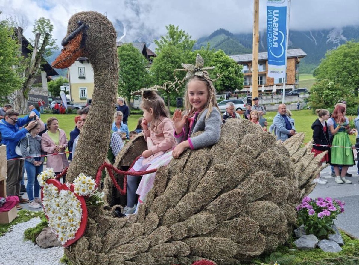 34. Spring festival of the horses in the #Ramsau #Dachstein 🐴 embroidered flower figures, wagons drawn by beautifully decorated horses and an unmotorized parade unique throughout #Austria enrich the #festival program.