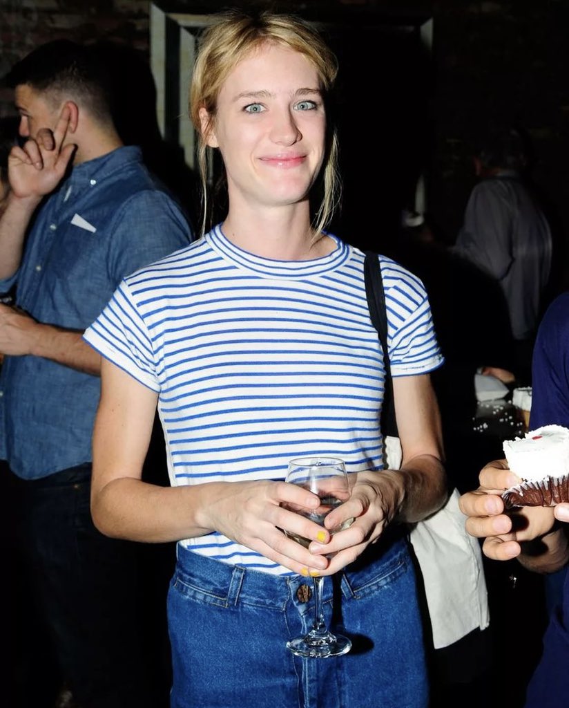 Mackenzie Davis #mackenziedavis #onemackenziecan what’s better than a smile to start a new week ?! #actress #talent #beauty #marvelous #afterparty #movie #smile #happiness #cupackes #wine #thekeepingroom