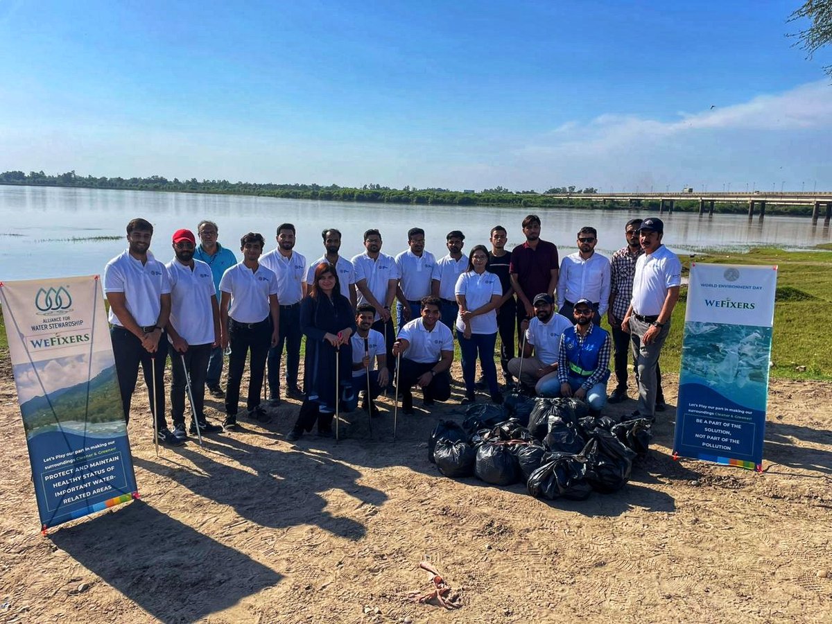 mnouman_ahsan's tweet photo. I am thrilled to share my incredible experience at the #CleanUp drive organized by #Wefixers at the beautiful #Jehlum river bank. The enthusiasm and dedication of all the volunteers were truly inspiring!

During the cleanup, we not only cleared the area of waste https://t.co/xYop0ZgwPk