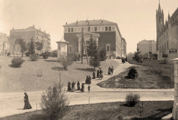 📸👉 Exposición «Miradas académicas»: un paseo fotográfico por la vida cotidiana e institucional de la RAE. Desde retratos tempranos hasta actos sociales, pasando por las primeras imágenes del edificio de 1892. En <a href="/CIberoamerica/">Casa de Iberoamérica</a> hasta el 25 de junio: ow.ly/62gW50Oxxov.