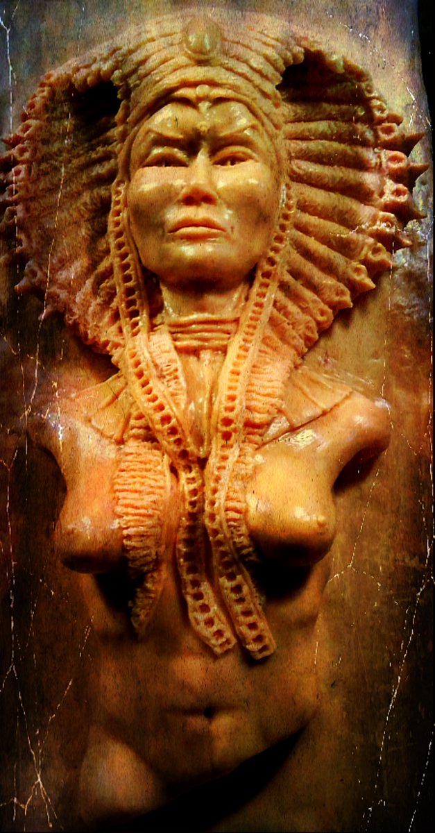 FranLuke123's tweet photo. my sculpture from a little while ago: Chitahauri - The Reptile Queen. #sculpture #polymerclay #chitahauri #retilian https://t.co/TbYE2O0CX1